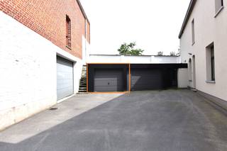 Volledig te renoveren rijwoning mét afzonderlijke garage (vlakbij - gedeelde oprit) gelegen aan de Oekensestraat, nabij de kern van Rumbeke (scholen, bushalte, supermarkt, slager, bakker,...), AZ Delta alsook de Grote Ring en oprit autosnelwegen.<br />De woning, is op heden als volgt ingedeeld:<br />inkomhal met trap - woonkamer - kelder - keuken - douchekamer/toilet - koer - nachthal - slaapkamer 1 - slaapkamer 2 - vaste trap naar zolder (uitbreiding mogelijk). Renovatieplicht van toepassing - EPC label > F (699 kWh/m² - onderhevig aan renovatieplicht) - asbestveilig - beschikbaar bij akte.<br />Naast de aanpalende woning (27) is er een gedeelde oprit met toegang tot de meest linkse garage, die bij deze woning hoort. De woning vraagt een volledige renovatie.<br /><br />Interesse? Contacteer Sarah (sarah@futurimmo.be - 0472 613 011)