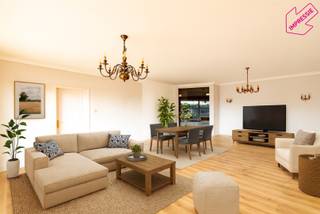 In een groene en rustige zijstraat van de Fruithoflaan in Berchem bevindt zich dit ruim en energiezuinig appartement met een bewoonbare oppervlakte van 142 m² (EPC 154 – label B). Het appartement omvat een ruime inkomhal, twee volwaardige slaapkamers, een badkamer met bad en douche, een apart toilet, een gesloten keuken met bijkeuken en een lichtrijke leefruimte. Twee aangename terrassen zorgen voor extra buitenruimte.<br /><br />In de ondergrondse verdieping is er een garagebox die verplicht dient bijgehuurd te worden aan € 150/maand.<br /><br />De huurprijs bedraagt € 1.150 per maand, met bijkomend € 183 vaste kosten (inclusief waterverbruik en syndickosten). Gas en elektriciteit worden individueel afgerekend.<br /><br />Gelegen nabij winkels, parken, sportfaciliteiten, scholen, station Berchem, de ring en openbaar vervoer.