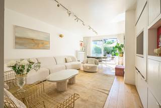 <p>Lichtrijk 2-slaapkamerappartement met zonnige tuin van 80 m² in Hoboken<br />Rustig gelegen aan het einde van een doodlopend stuk van de Bosschaertstraat vindt u dit instapklare appartement in een gebouw uit 2007 (EPC B). Met zijn volhouten parketvloeren, gerenoveerde keuken en zuidoost-gerichte tuin van maar liefst 80 m² combineert het comfort, kwaliteit en buitenruimte, een zeldzaamheid in de stad.<br /><br />Troeven:<br />+ Tuin 80 m² Zuidoostelijke oriëntatie<br />+ EPC: B<br />+ Rustige ligging in doodlopende straat<br />+ Stijlvolle keuken met hoogwaardige afwerkingen<br />+ Twee ruime slaapkamers (12,5 m² en 14 m²)<br />+ Echte volhouten parketvloeren<br /><br />De leefruimte met volhouten parket sluit aan op de prachtig Zuid-oostelijk georiënteerde tuin met veel mogelijkheden. Ook met zicht op de tuin vinden we de gerenoveerde keuken, uitgerust met witte toestellen en een groen composieten werkblad. Achter de keuken bevindt zich een grote, praktische berging met ingebouwde kasten.<br />Beide slaapkamers liggen aan de straatkant, waar het doodlopende karakter van de straat voor absolute rust zorgt. De grootste kamer meet 14 m², de tweede 12,5 m² en beschikt over volledig ingebouwde kasten.<br />De badkamer is afgewerkt met een hoogwaardige mozaïekbetegelde inloopdouche en een groot dubbel lavabomeubel. Het aparte toilet is in dezelfde materialen uitgevoerd.<br /><br />Interesse in dit rustig gelegen appartement vlak tegen het bruisende centrum van Hoboken?<br />Bel of whatsapp 0478 65 04 73 voor een afspraak!</p>