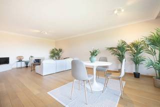 In de gegeerde wijk Observatorium in Ukkel ontdekt u dit prachtige 2-slaapkamerappartement van ca. 110 m², gelegen op de 6e verdieping van...