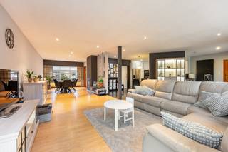 Vrijstaande gezinswoning op een perceel van 929m² met aangelegde zuidoost georiënteerde tuin. Beschikt o.a. over 3 slaapkamers, 2 badkamers en...