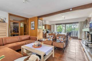 Deze te moderniseren open bebouwing, gebouwd in 1981, ligt gunstig nabij de grens van Duffel met Sint-Katelijne-Waver. <br /><br />Momenteel wordt de woning gebruikt als een laagbouwwoning, met 2 slaapkamers en de badkamer op het gelijkvloers, maar de zolder kan indien gewenst verder omgevormd worden tot minstens 2 extra slaapkamers. Er is verder een ruime inkomhal die toegang geeft tot de lichtrijke woonkamer. Deze staat in verbinding met de eetkamer en een uitgeruste keuken.<br /> <br />Er is een berging en aparte wasruimte voorzien en de woning heeft ook een afzonderlijk gastentoilet. De badkamer is uitgerust met een ligbad. Een grote troef is de ruime, inpandige garage met elektrische poort, en uiteraard de zuidgerichte tuin, waar je kan genieten van de mooie, groene omgeving. <br /><br />Pandenjagers is een innovatief vastgoedkantoor en kiest bewust voor een unieke en transparante aanpak. Bij ons bestaat de totale aankoopprijs altijd uit twee duidelijke onderdelen: de adviesprijs die bovenaan in de advertentie vermeld staat, plus onze vaste commissie van 10.000 euro incl. BTW. Dankzij deze open prijsstructuur krijgt u als koper vanaf het eerste moment een eerlijke inkijk hoe de totale prijs van het pand tot stand is gekomen. <br /><br />Interesse in dit pand? Contacteer ons voor een bezoek via 015/677.000 of info@pandenjagers.be.