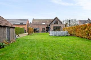 Deze instapklare woning combineert authentieke charme met hedendaags wooncomfort op een uitzonderlijk perceel met een adembenemend uitzicht...