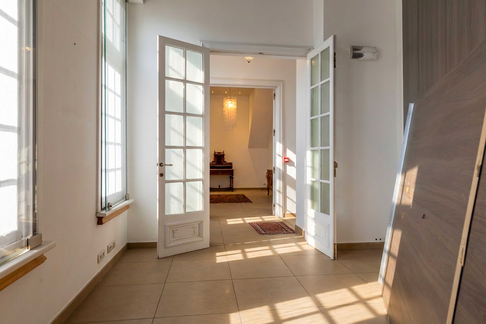 Iconisch neo-gotisch pand met uniek zicht op de Ezelpoort en het Stil Ende - foto 4