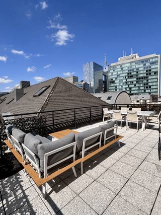 Unieke penthouse met terras van 30m²<br /><br />Bezichtigingen deze zaterdag en zondag (5-6 september) – neem contact op met de verkoper om een afspraak te maken: rueduprogres23@outlook.com of +32495931342<br /><br />***<br /><br />Een unieke penthouse op een steenworp van het Rogierplein, midden in de trendy "Manhattan"-wijk van Brussel. Je kan niet beter verbonden zijn: metrostation Kruidtuin (met zijn prachtige tuinen en concertzaal) ligt op één halte, De Brouckère en de historische binnenstad zijn een korte tramrit verwijderd, en het station Brussel-Noord ligt vlakbij.<br /><br />Dit lichte en ruime appartement van 96 m² op de bovenste verdieping omvat 2 slaapkamers en een woonkamer vol natuurlijk licht dankzij de grote ramen. Eikenhouten vloeren, LED-spots in alle kamers, en grote ingebouwde maatkasten in verschillende kamers met veel opbergruimte. De elektrische installatie is conform gekeurd, het gebouw beschikt over een lift, en het EPC-label is D.<br /><br />Het absolute pluspunt is het uitzonderlijke terras van 30 m², georiënteerd op het zuidwesten en volledig open, zonder enige belemmering voor de zon. Hierdoor geniet het terras de hele dag van veel licht. Het appartement beschikt daarnaast over een private kelder van 10 m² en biedt toegang tot een grote gemeenschappelijke tuin en fietsenstalling.<br /><br />Mogelijkheid tot aankoop van een ondergrondse parkeerplaats in het gebouw voor een meerprijs van € 25.000. Dankzij de aantrekkelijke ligging kan de parkeerplaats ook zeer gemakkelijk worden verhuurd, wat dit ook een interessante investeringsmogelijkheid maakt.