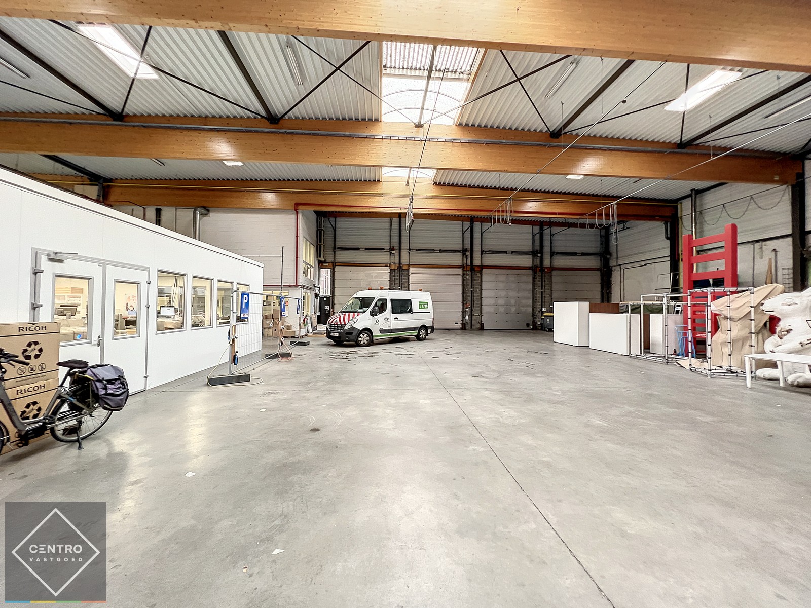 Instapklare burelen/showroom (± 1.400 m²) + opslagplaats ( ± 2.700m²) met 4 sectionale poorten en VH van 7m te ROESELARE ! - photo 5