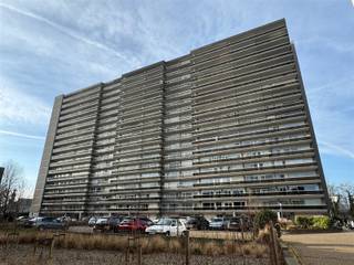 Appartement op de 4de verdieping met inkomhal met 3 deurs-vestiairekast, woonkamer, ingerichte keuken, 1 slaapkamer, berging en ruim terras.Met een mobi-score van 9,4/10 ideaal gelegen. Openbaar vervoer, onderwijs, winkels en diensten, ontspanning, sport, cultuur, gezondheidszorg, allen op wandelafstand gelegen.