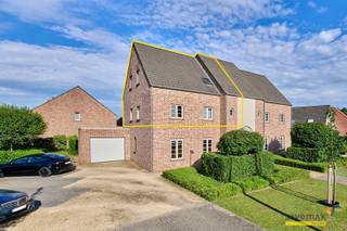 <p><span> </span></p><p><span>Dit duplexappartement maakt deel uit van een gezellige blok van 4 units waar de buren elkaar goed verstaan.</span></p><p><span> </span></p><p><span>In de inkomhal lopen we rechtdoor richting de leefruimte, deze geeft volledig uit op het ruime terras.</span></p><p><span> </span></p><p><span>De open keuken is voorzien van alle comfort en geeft samen met de leefruimte een zeer ruim geheel.</span></p><p><span> </span></p><p><span>Vanuit de nachthal komen we uit op de 3 slaapkamers en een moderne badkamer.</span></p><p><span> </span></p><p><span>Achter het gebouw is er een garagebox voor je wagen.</span></p><p><span> </span></p><p><span>Op het terras kan je helemaal genieten van het binnen-buitenleven.</span></p><p><span> </span></p><p><span>Ook technisch gezien zit dit appartement zeker in orde:</span></p><p><span> </span></p><p><span>+ geen asbesttoepassingen<br />+ een energielabel van B (score van 161 kWh/m²jaar)<br />+ de elektrische installatie is helemaal conform<br />+ geen maandelijkse vaste kosten</span></p><p><span> </span></p><p><span>Bestuursmaatregelen in het maatregelenregister: nee</span><span> </span></p><p><span> </span></p><p><span> </span></p>