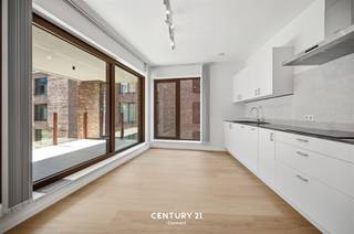 <p><span><strong>**Nieuwbouwstadswijk De Torens Aarschot**</strong></span><br /><br /><span>Met de ontwikkeling van het Nieuwbouwproject De Torens heeft de bouwheer het concept uitgewerkt een mix te voorzien van wonen, winkelen en werken. In totaliteit gaat het om 5 verschillende woonzones met elk hun eigenheid. Wij bieden u appartement 0301 (Kadaster 0202), het betreft een prachtig twee slaapkamer appartement voorzien van een volledig uitgeruste keuken en badkamer alsook een overdekt inpandig terras (10,11m²) waarbij genieten van rust niet zal ontbreken. Het energetische aspect staat hier bijkomend ook centraal (5j vrijstelling OV). Mede ook voorzien in de vraagprijs is een ondergrondse autostaanplaats en een ruime kelderberging. </span><br /><br /><span><strong>Meer informatie of een bezoek ter plaatse? Dat kan! </strong></span><br /><span><strong>Contacteer onze vastgoedmakelaar Jacky: jacky@connect-immo.be - 0495 53 46 49.</strong></span></p>