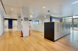 <span><span>In het dorpscentrum van <strong>Dadizele</strong>, deelgemeente van Moorslede, bieden we u dit ruime<strong> handelspand of kantoorruimte</strong> aan gelegen op een commerciële locatie met <strong>veel passage en zichtbaarheid</strong>. Het pand, gelegen in de schaduw van de basiliek van Dadizele, situeert zich in een kleinschalige residentie 'Torreke' met slechts 2 entiteiten.<br /><br />Deze statige bebouwing werd opgericht in het jaar <strong>2000</strong> en bevindt zich in een uitstekende staat.<strong> In een handomdraai kan dit pand terug perfect functioneren als handelszaak of kantoorruimte.</strong> Het voormalige bankkantoor beschikt maar liefst over een <strong>bruikbare vloeroppervlakte van 410 m²</strong> verdeeld over <strong>3 verdiepingen</strong>. Daarnaast is er ook een <strong>tuin</strong> aanwezig met doorgang (wandelpaadje) naar de straat. De perceeloppervlakte bedraagt <strong>611 m²</strong>. Het eigendom wordt <strong>bemeubeld </strong>verkocht.<br /><br />Het pand beschikt over een aandeel in het gebouw van 645/1.000sten. Er is geen VME of syndicus. Bovendien is er geen renovatieverplichting, aangezien men kan genieten van een <strong>gunstig energielabel C</strong>. Daarnaast is het eigendom ook<strong> asbestveilig</strong> en is er een <strong>conform attest van elektrische keuring</strong> aanwezig. De ramen zijn uitgerust met<strong> dubbele beglazing en aluminium raamkozijnen</strong>. Verwarming gebeurt met<strong> CV-installatie</strong> op aardgas (luchtafgifte) en deels elektrisch (op heden niet meer in gebruik en na te zien op goede werking). Er is ook <strong>ventilatie </strong>en een <strong>airco-unit </strong>voorzien (luchtgroep op dak).<br /><br /><u>De indeling van de ruimtes is als volgt:</u><br /><strong>Kelderverdieping</strong>: lange gang met archiefruimte - servicelokaal - kluis - berging - sas - kruipruimte.<br /><strong>Gelijkvloers</strong>: inkom/lobby met loket, toegang tot tellerlokaal en veiligheidssas - grote, polyvalente binnenruimte - trapzaal naar kelder en eerste verdieping - balie/receptie - berging en technische ruimte - backoffice - 7 à 8-tal burelen.<br /><strong>Eerste verdieping</strong>: refter met keuken - sanitair gedeelte - technisch lokaal.<br /><strong>Exterieur</strong>: zuidgerichte tuin met terras met doorgang naar straat (erfdienstbaarheid).<br /><br />Wenst u meer informatie of graag een plaatsbezoek? Contacteer <strong>Diksimmo</strong> op het nummer<strong> 051 50 11 51</strong> of mail naar diksmuide@diksimmo.be.</span></span>