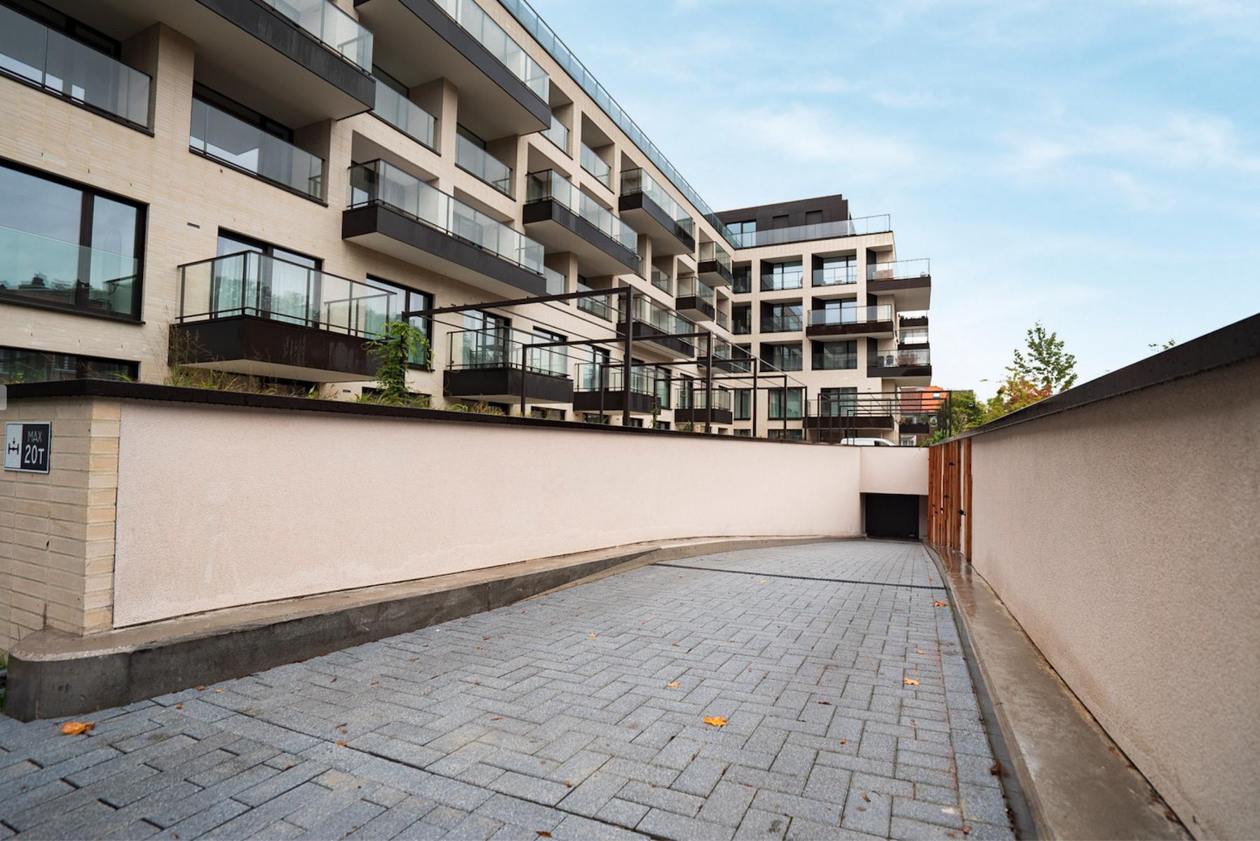 Parkeerplaats gelegen op de -2 verdieping van een recent gebouw met een uitstekende ligging. Beschikbaar op 1 november 2026.