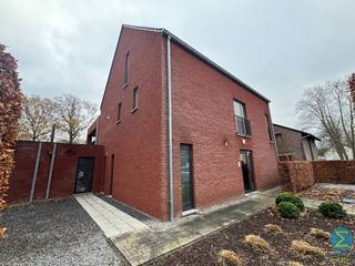 Mooi 2-slaapkamer gelijkvloersappartement met ruime tuin en inpandige garage met privatieve oprit. Dit alles in een kleinschalige residentie...