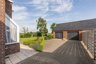 <p><span><strong>KIJKDAG ZA 11/07 | VRIJSTAANDE WONING MET 4 SLAAPKAMERS, DUBBELE GARAGE EN ZONGERICHTE TUIN MET LANDELIJK ZICHT</strong></span><br /><span>Deze karaktervolle woning is gelegen langs de Brouwerijstraat in Schuiferskapelle, met centrale doch rustige ligging met zicht op agrarische landschap. Deze vrijstaande woning geniet een bruikbare vloeroppervlakte van maar liefst 224m². Zo kan men genieten van 4 volwaardige slaapkamers waarvan 1 op het gelijkvloers, 2 badkamers en een ruime leefruimte. Daarnaast is er een dubbele afzonderlijke garage voorzien en geniet men hier van een prachtige zuidgerichte tuin met landelijk zicht. Dit alles op een mooi perceel van maar liefst 697m². Kijkdag op afspraak zaterdag 11 juli, mail of bel om jouw afspraak vast te leggen. </span></p><p><span><strong>INDELING: </strong></span><br /><span>We komen binnen in de inkomhal met gastentoilet met toegang tot de eerste slaapkamer, de douchecel met lavabo en de leefruimte. De leefruimte biedt voldoende plaats voor een ruime zithoek en eetplaats en biedt een mooi zicht op de tuin. Naast centrale verwarming is er hier tevens een gezellige houtcassette voorzien. Aansluitend vinden we de berging/wasplaats, kelder en keuken met ontbijthoek. Op het eerste verdiep is er een nachthal met toegang tot 3 volwaardige slaapkamers en badkamer met bad, toilet en lavabo met meubel. De vaste trap loopt door tot de zolder. De zolder geniet volle hoogte en kan zo later nog naar eigen believen worden ingericht. </span><br /><span>De woning geniet een prachtige zongerichte tuin en terras waar men volledig tot rust kan komen met zicht op agrarisch landschap. Tot slot is er een oprijlaan met dubbele garage voorzien.</span></p><p><span><strong>TROEVEN: </strong></span><br /><span>- TOPLIGGING</span><br /><span>- 4 SLAAPKAMERS</span><br /><span>- PRACHTIG ZICHT</span><br /><span>- ZONGERICHTE TUIN</span><br /><span>- DUBBELE GARAGE</span></p>
