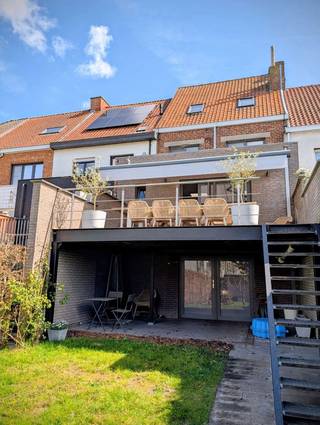 Op zoek naar een stijlvolle woning met ruimte én een rustige ligging vlakbij het centrum? Deze topper combineert comfort en een...