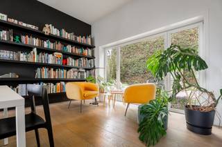 Ontdek deze uitzonderlijke ruime en karaktervolle burgerwoning te Lauwe, nabij het Preshoekbos. <br /><br />Wat deze woning bijzonder maakt:<br />-Instapklaar en uitzonderlijk ruim (± 285 m²) <br />-Authentieke details in combinatie met modern comfort <br />-Centrale en rustige ligging <br />-4 volwaardige slaapkamers, plus een hobby- en bergruimte <br />-Volledig uitgeruste keuken met kwaliteitstoestellen <br />-Verzorgde, onderhoudsarme tuin met vijver en loungeplek <br />-Droge kelder<br /><br />Indeling: Het gelijkvloers verwelkomt u in een sfeervolle leefruimte, ingedeeld in een gezellige zithoek met bar en aansluitend een ruime eetkamer. Daarnaast bevindt zich een praktische berging en een apart toilet. De volledig geïnstalleerde keuken sluit mooi aan bij de eetruimte en is uitgerust met kwalitatieve toestellen en duurzame materialen. Vanuit de leefruimtes heeft u directe toegang tot de verzorgde tuin met vijver en ruime loungehoek. <br />Op de eerste verdieping bevinden zich drie ruime slaapkamers, een handige berging en een verzorgde badkamer met dubbel lavabomeubel en inloopdouche. De tweede verdieping biedt een bijkomende slaapkamer, een polyvalente hobby- of ontspanningsruimte en nog een extra kamer die perfect dienst kan doen als berging of werkruimte.<br /><br />Nieuwsgierig geworden?<br /><br />REF: AI/26058/TK<br />EPC: 372 kWh/m²jaar – UC: 20260420-0003850891-RES-1