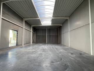 <p><span>Op zoek naar een KMO op een toplocatie? Ontdek dit nieuwbouwmagazijn op de oude industriesite (Tapijtenweverij Belgian Industrial Carpets) in de wijk Walle te Kortrijk. </span></p>
<p><span>Dankzij de centrale ligging vlakbij de Doorniksewijk, het Ei van Kortrijk en de afrit R8, geniet je van een uitstekende verbinding met de E17, A19 en E403.</span></p>
<p><span>Het casco magazijn van 260 m² is voorzien van een centrale lichtstraat, een vrije hoogte van 6m, sectionale poort (4,20 m) met een afzonderlijke toegangsdeur en polybetonvloer. De loods kan zowel gebruikt worden als opslagruimte of atelier.</span></p>
<br />
<p><span>Waarom kiezen voor dit magazijn?</span></p>
<p><span>✅ Uitstekende ligging</span></p>
<p><span>✅ 3 parkeerplaatsen inbegrepen</span></p>
<p><span>✅ grote raampartijen, ideaal voor de eventuele inrichting van kantoorruimte</span></p>
<br />
<p><span>Ben je op zoek naar bedrijfsvastgoed in de regio Kortrijk? </span></p>
<p><span>Neem vandaag nog contact met ons op via 0456 81 61 03 of stuur een e-mail naar shana@altro-vastgoed.com. Wij helpen je graag verder!</span></p>