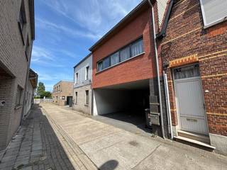 Dit zeer gezellig appartement is enorm rustig gelegen in een doodlopende straat vlakbij het centrum van Zelzate en de nabije invalswegen. Het...