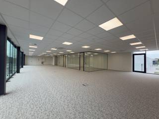KMO unit 260 m² met 296 m² afgewerkte kantoorruimte in de nieuwe site Ter Walle, gelegen aan de Grote Steenweg, vlak voor het Kasteel van Olsene. De...