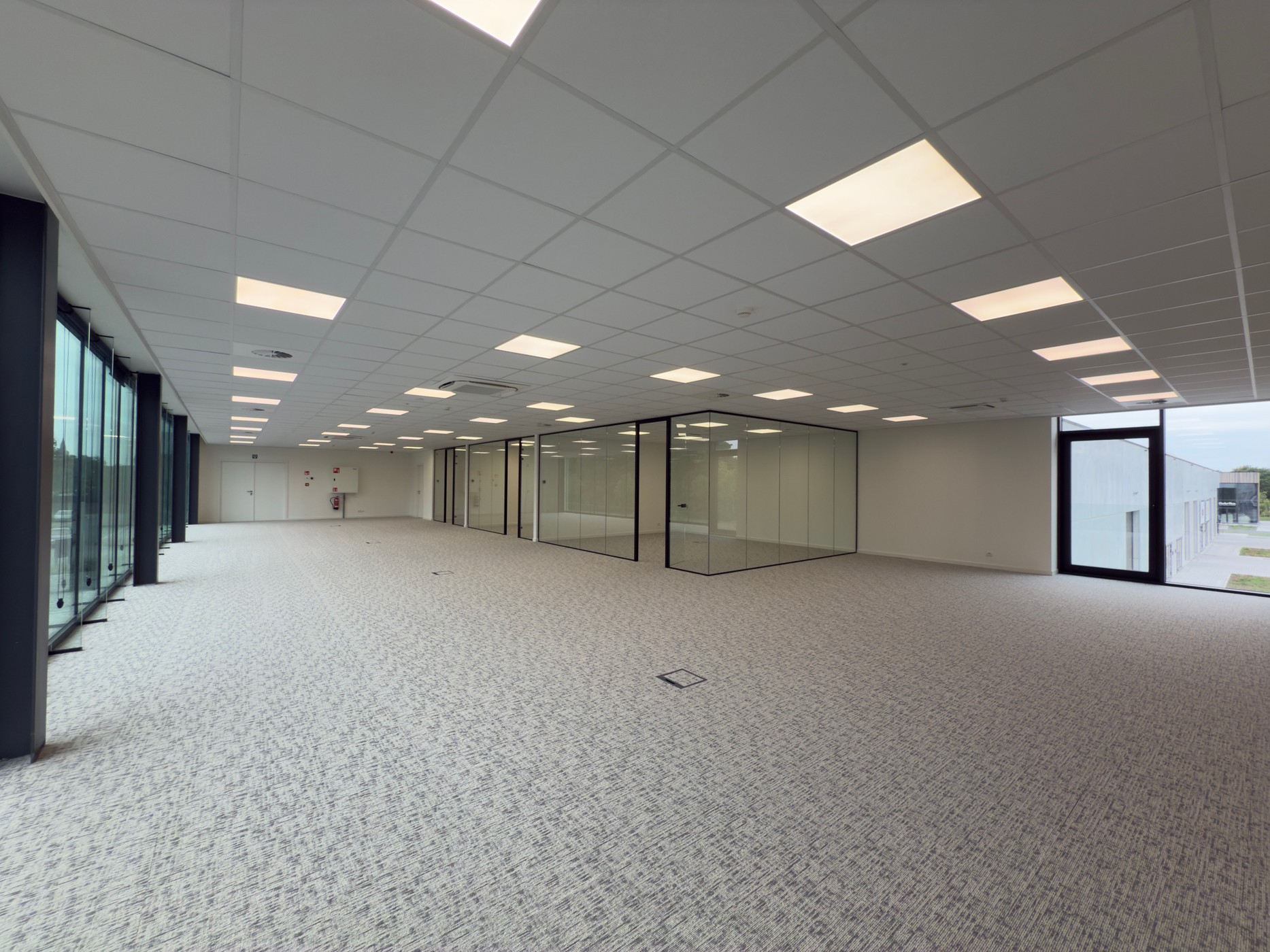 KMO unit 260 m² met kantoor 296m² te Olsene vlak aan E17 - foto 2