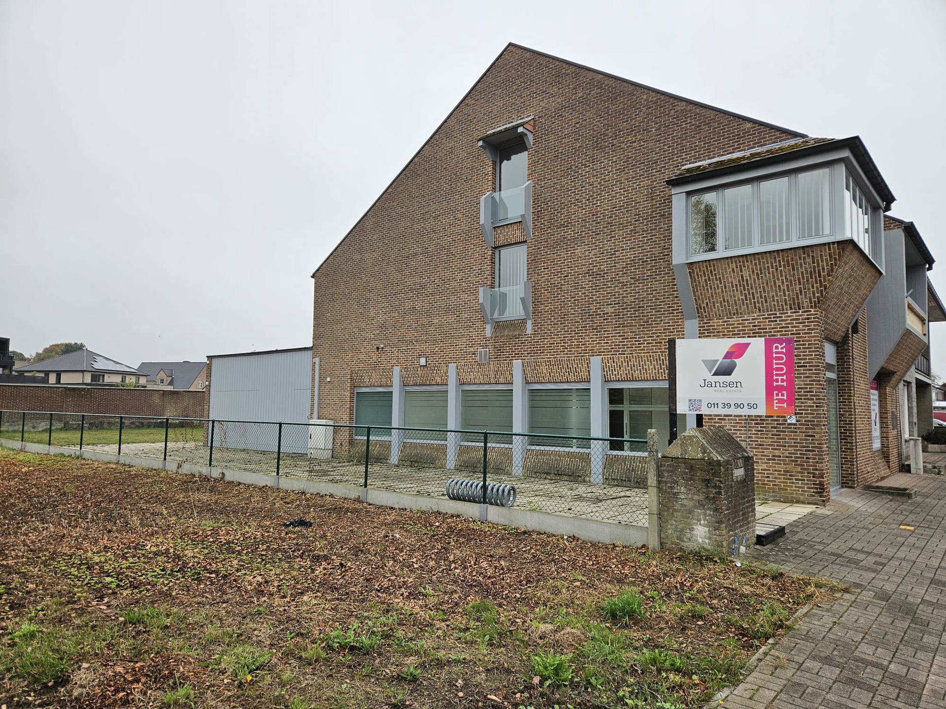 TE HUUR in Meeuwen: kantoor/commerciële ruimte - foto 1