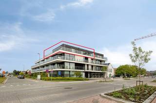 Rustig gelegen nabij het levendige centrum van Aalter. Horeca, boetieks en sportfaciliteiten liggen op wandelafstand. Via het treinstation en de E40 bereikt u razendsnel Gent, Brugge en de kust.Indeling:De elegante inkomhal met ingemaakte vestiaire leidt naar de open leefruimte. Deze ademt pure klasse dankzij de sfeervolle gashaard en grote raampartijen met screens die openen naar het terras. De hyper-geïnstalleerde keuken is een ware droom voor fijnproevers.De nachthal leidt naar een gastentoilet en twee riante slaapkamers (waarvan met kamerhoge maatkasten). Beide slaapkamers beschikken over een eigen luxueuze en-suite badkamer met inloopdouche. Verder is er een wasruimte en praktische berging.Deze parel is 100% instapklaar: volledig geschilderd en voorzien van sfeerverlichting. Geniet van een optimaal leefklimaat via airco, automatische zonnescreens, ventilatie en privatieve zonnepanelen. Inclusief kelderberging, afgesloten garagebox.Syndicale inlichtingen in aanvraagBestuursmaatregelen in het maatregelenregister: nee