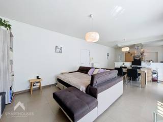 <p>Instapklaar appartement, ideaal gelegen in het centrum van Waregem. Winkels, scholen, station en het groene Park Baron Casier bevinden zich op 5 min stappen. Het appartement bestaat uit een inkomhal met afzonderlijk toilet, lichtrijke woonkamer met eet- en zithoek, uitgeruste keuken met aanpalende was/bergplaats en een nachthal die uitgeeft op 2 volwaardige slaapkamers en een ingerichte badkamer (ligbad met douchemogelijkheid en lavabomeubel).</p>
<p></p>
<p>Extra troeven:</p>
<ul>
<li>Energiezuinig</li>
<li>Lichtrijke leefruimte</li>
<li>Conforme keuring elektriciteit</li>
<li>Ruime private kelderberging van +-6m² met opbergrekken</li>
<li>Lift aanwezig</li>
<li>Gemeenschappelijk fietsenberging</li>
<li>Topligging op wandelafstand van scholen, winkels, het stadscentrum en station</li>
<li>Agesloten private autostaanplaats op het gelijkvloers</li>
<li>Onmiddellijk rendement</li>
<li>Instapklaar</li>
</ul>
<p></p>
<p>Dit appartement is te koop ZONDER makelaar via het concept van Smart Houses! Inlichtingen of bezoek? Contacteer rechtstreeks de eigenaar via 0475/46.57.01</p>