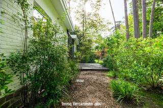 In a quiet and residential area, at the end of a cul-de-sac, is located this charming single-story house, completely surrounded by greenery...