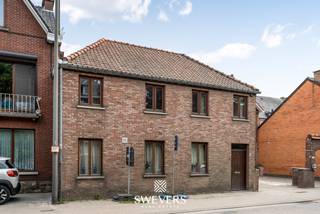 Voor meer info en foto’s, surf naar www.swevers.be<br />Op wandelafstand van het centrum van Sint-Truiden ontdek je deze halfopen bebouwing met uitzonderlijk potentieel. Het pand, daterend van vóór 1850, biedt een bewoonbare oppervlakte van 215 m² op een perceel van 3a 65ca. Ideaal voor wie op zoek is naar een renovatieproject met karakter. De woning vraagt een grondige opknapbeurt, maar biedt dankzij zijn ruime indeling en authentieke elementen heel wat mogelijkheden. Denk aan een gezellige leefruimte van 36 m², eetkamer, keuken met zicht op de zuidoostelijk georiënteerde tuin, en drie slaapkamers – waarvan één master van 24,3 m². Ook de buitenruimte is compact maar zonnig en makkelijk in onderhoud. De centrale ligging is een absolute troef: winkels, scholen, openbaar vervoer en ontspanning liggen op wandelafstand. Bovendien biedt dit pand ook mogelijkheden voor projectontwikkeling, mits vergunning. Een unieke kans voor zowel particuliere kopers als investeerders.<br />Voor meer informatie, bel 012 699 900. Bron bewoonbare oppervlakte: EPC – verslag. <br />Dit pand is onderworpen aan de renovatieverplichting van de Vlaamse overheid voor residentiële gebouwen (behoudens bij sloop binnen 5 jaar na de aankoop). Consulteer voor meer informatie de website van het Vlaams Energie- en Klimaatagentschap via https://www.vlaanderen.be/een-huis-of-appartement-kopen/renovatieverplichting-voor-residentiele-gebouwen.