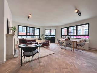 Meubeltjes plaatsen en klaar... Bent u op zoek naar een instapklaar appartement dat een grondige renovatie genoot, dan is dit uw kans !! Het appartement bevindt zich in een kleinschalige residentie, op een steenworp van 'het Zuid' &amp; het Sint-Annaplein en op een boogscheut van het historisch centrum &amp; andere voorzieningen/faciliteiten. Het appartement beschikt over een ruime bewoonbare oppervlakte en is voorzien van vele raampartijen, wat een lichtrijk comfortgevoel schept.<br /><br /><u>Indeling</u>, eerste verdiep (lift aanwezig):<br />centrale inkomhal, lichtrijke woonkamer met open-keuken (hedendaags geïnstalleerd), inpandig terras, apart toilet, badkamer, berging en 2 ruime tot grote slaapkamers.<br /><br /><u>Technisch</u>:<br />centrale verwarming op aardgas (condensatieketel), aparte tellers EGW, kwaliteitsvolle afwerking (massieve parket met visgraatpatroon) en EPC-label: B.<br /><br /><u>Extra troeven</u>:<br />- volledig instapklaar en vrij bij akte<br />- elektrische installatie conform<br />- leuke stijlaccenten in het interieur<br />- beperkte gemeenschappelijke kosten<br /><br />Bezoek na afspraak met Immoboss: <strong>stefaan@immoboss.be</strong> of <strong>0497 02 44 33</strong>