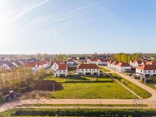 Ontdek drie exclusieve bouwgronden voor open bebouwing in de Henriette Chaumatstraat in Astene, een charmante deelgemeente van Deinze. De percelen (lot 32, 33 en 34) hebben oppervlaktes van 432 m² tot 456 m² en bieden u alle vrijheid om uw droomwoning volledig naar eigen smaak te realiseren.U kiest zelf de formule die het best bij u past: een ruwbouw wind- en waterdicht of een volledig afgewerkte sleutel-op-de-deurwoning, afgestemd op uw wensen, stijl en budget.Een unieke kans om te bouwen op een topligging in een rustige en landelijke omgeving. Contacteer ons vandaag nog voor meer informatie of een bezoek ter plaatse via: emiel@immobeguin.be*Prijzen zijn exclusief kosten (BTW, Registratierechten, Aansluitingskosten,...)*Deze grond wordt verkocht met een bouwverplichting.