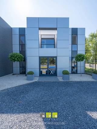 BEDRIJFSHAL VAN 480M² + KANTOOR VAN 105M² TE GENK.TROEVEN- Gelegen aan het industrieterrein in Genk.- Alarm en camerabewaking.- Rolbrug 3,2 ton.- 4...
