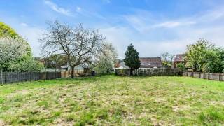 BEZOEKMOMENT : 4 individuele slots op maandag 10/08 tussen 16-18u. Inschrijven via www.immo3000.be<br />Ben je op zoek naar een ruime woning , volledig gerenoveerd en met een mooie tuin, en dat op geen 5 km van Leuven (station) ? Dan heeft Immo3000 deze woning te koop voor jou in de buurt van Leuven, op de grens Kessel-Lo en Linden.<br />Indeling : inkom met gastentoilet, grote open leefruimte met nieuwe geïnstalleerde keuken, eetplaats en living. <br />Schuifraam naar een groot terras en eerste tuin , met aansluitend nog een hele grote tuin. Kleine kelder.<br />Eerste verdiep : 3 grote slaapkamers met mooie parket en ruime badkamer met bad en douche en toilet. <br />Tweede verdiep : nog 2 slaapkamers en een ruime douchekamer met toilet.<br />Volledig gestript en gerenoveerd in 2026 : warmtepomp , zonnepanelen, nieuwe ramen dubbel glas, alles blinkenieuw.<br />Privé parkeergelegenheid voor 2 auto's naast je woning, bushalte vlakbij, dus alle mobiliteit , terwijl deze straat zeer rustig gelegen is aan de rand van een groot bos. Scholen en winkels van Linden en Kessel-Lo/Leuven op fietsafstand.<br />Meer weten ? Bezoeken uitsluitend op afspraak, boek uw bezoek via 016 60 3000 of info@immo3000.be . <br />Eerst is eerst, prijs is vast.