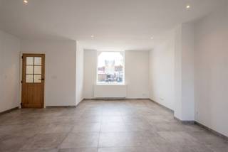Welkom in deze prachtige woning in het hart van Meulebeke, waar comfort en stijl samenkomen. Met een bewoonbare oppervlakte van maar liefst 160m² biedt deze gezinswoning u drie ruime slaapkamers en een stijlvolle, moderne badkamer. Geniet van de grote lichtinval in elke kamer dankzij de frisse en moderne afwerking.De woonruimte straalt een gezellige sfeer uit, perfect voor ontspanning. De goed uitgeruste keuken nodigt uit, compleet met hedendaagse toestellen en duurzame materialen.Buiten wacht een ruime tuin van 165m², ideaal voor zomerse barbecue's of een rustige middag in de zon. De privacy is gegarandeerd dankzij de omheinde perceel. Hoewel de woning geen garage heeft, is er voldoende parkeergelegenheid in de buurt.De locatie is een ander groot pluspunt: dichtbij scholen, winkels en openbaar vervoer, waardoor het dagelijks leven en woon-werkverkeer bijzonder praktisch zijn. Met dit huis investeert u in een toekomst vol woonplezier in een prachtige buurt.Interesse? Bel ons gerust op 056 96 08 00 of mail naar info@property-vastgoed.be voor meer info of een bezoek.