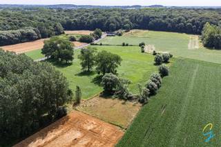 Landelijk gelegen weiland "Hooge Hooybosch" van 18a10ca<br />Rustig gelegen weiland met een oppervlakte van 1.810 m², gelegen in het landelijke Zandbergen, in landschappelijk waardevol agrarisch gebied.<br />Het perceel is volledig omheind en bereikbaar via een losweg, met ingang ter hoogte van Bovenkassei 122 te 9506 Zandbergen. Op het perceel staat reeds een schuilhok, alsook enkele knotwilgen. Vrij van gebruik.<br /><br />Meer info? Bel Jordi 0477/32.61.53