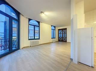 <p><span>Opbrengsteigendom te koop met uniek zicht op t water Sint-Pietersvliet, Antwerpen</span></p><p><span>Gelegen op een toplocatie in hartje Antwerpen, aan de Sint-Pietersvliet, vind je dit interessante opbrengsteigendom met uitzonderlijk open zicht tot aan het water. Dankzij de hoekligging geniet je hier van een ruimtelijk gevoel en overvloed aan natuurlijk licht iets wat in de stad absoluut niet vanzelfsprekend is!</span></p><p><span>Het gebouw bestaat uit:</span></p><ul><li><span>2 commerciële gelijkvloerse units</span><span>, elk met een private kelder aansluitend aan het pand en bereikbaar via een interne trap </span></li><li><span>Op </span><span>verdieping 1, 2 en 3</span><span> telkens een </span><span>studio én een appartement met 2 slaapkamers</span><span> allemaal met een efficiënte indeling en potentieel tot mooie huurinkomsten.</span></li></ul><p><span>De mix van commerciële en residentiële units zorgt voor een </span><span>gediversifieerde inkomstenstroom</span><span> en dus een </span><span>interessant en stabiel rendement</span><span>. Met wat (beperkte) opfrissingswerken til je het geheel makkelijk naar een hoger niveau.</span></p><p><span>Troef</span><span>: de ligging! Op wandelafstand van het Eilandje, Park Spoor Noord en alle hotspots van Antwerpen. Vlot bereikbaar én met het zalig uitzicht op het water als kers op de taart.</span></p><p><span>Geïnteresseerd? Contacteer ons snel voor meer info of een bezoek ter plaatse!</span></p><p><span>Bestuursmaatregelen in het maatregelenregister: nee</span></p>