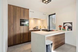 Prachtig gelegen en instapklaar hoekappartement van 94 m² met twee slaapkamers en een privaat tuintje met terras.Dit lichtrijke appartement...