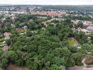 Grond 1.568m² met ZW oriëntatie in woondreef te Schotenhof.  Het perceel heeft een breedte van 26 meter.   Gelieve ons te contacteren om het bouwpotentieel te bekijken.