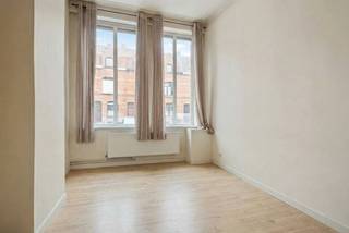 <p><span>Charmante maison mitoyenne de caractère située dans un très bel emplacement à Courtrai avec trois chambres à coucher et un aménagement soigné. Cette maison combine des éléments de caractère avec le confort contemporain et offre un espace de vie agréable et lumineux au rez-de-chaussée.</span></p><p><span> </span></p><p><span>À l'intérieur, vous remarquerez immédiatement le salon ouvert avec coin repas, équipé d'un poêle confortable et d'une finition moderne et chaleureuse. Le haut plafond et les grandes fenêtres apportent beaucoup de lumière naturelle. La cuisine ouverte est équipée de tous les appareils intégrés, d'un îlot de cuisson pratique et d'un agréable coin repas, idéal pour cuisiner et se retrouver tous les jours. Ensuite, une porte donnant sur l'extérieur permet d'accéder au jardin arrière, un endroit calme avec de l'intimité et de l'espace pour profiter de l'extérieur.</span></p><p><span> </span></p><p><span>À l'étage, vous trouverez trois chambres spacieuses et une salle de bains moderne avec douche à l'italienne et lavabo. Au rez-de-chaussée se trouve également une buanderie/rangement pratique avec la possibilité d'une deuxième douche. Un grenier spacieux offre un espace de stockage supplémentaire et la possibilité d'une extension ou d'une reconfiguration. La propriété dispose également d'un sous-sol pour un stockage supplémentaire.</span></p><p><span> </span></p><p><span>Espace extérieur et parking : le jardin arrière est peu entretenu avec une terrasse confortable et de la verdure, idéal pour se détendre ou se divertir. Un parking est disponible dans la rue.</span></p><p><span> </span></p><p><span>Situation : emplacement central mais calme à Courtrai, avec un accès facile aux magasins, aux écoles et aux transports en commun. Une maison avec beaucoup de potentiel que vous pouvez meubler et finir à votre guise, avec de l'espace pour une vie confortable et une vie urbaine grinçante.  Appelez vite pour un rendez-vous au 056 960800 ou envoyez un mail à info@property-vastgoed.be</span></p>