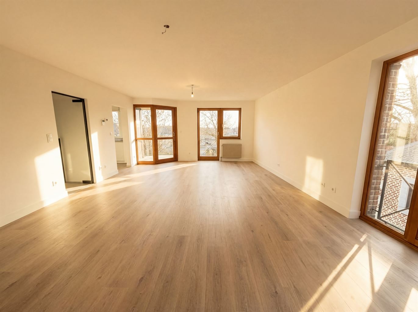 Prachtig 2 (+1)-slaapkamer appartement met terrasje, autostaanplaats en berging op een toplocatie nabij de Markt van Maaseik. - foto 2