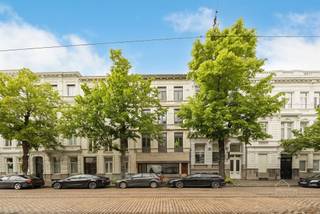 <p><strong>Ruim 2-slpk appartement op toplocatie te Antwerpen!</strong></p><p><span><span>Op een gegeerde locatie vlak aan de Leopold de Waelplaats bevindt zich dit ruime appartement van ca. 100 m². Deze is onmiddellijk beschikbaar en vormt de ideale basis voor wie op zoek is naar een 2-slaapkamer appartement dat met enkele opfrissingen volledig naar eigen smaak kan worden ingericht.</span></span></p><p><span>Via de inkomhal bereikt u de eerste verdieping, waar de voordeur uitgeeft op een ruime en lichtrijke leef- en eetruimte. Dankzij de grote raampartijen geniet deze aangename leefruimte van veel natuurlijk licht en een open sfeer. De keuken sluit naadloos aan op de leefruimte en is uitgerust met een ingebouwde koelkast, gaskookplaat, dampkap, dubbele spoelbak, voldoende kastruimte en een aansluiting voor een wasmachine.</span></p><p><span>Aansluitend bevinden zich de badkamer, voorzien van een douche, lavabo en toilet, en een eerste volwaardige slaapkamer.</span></p><p><span>Via de draaitrap bereikt u de bovenverdieping, waar een tweede ruime slaapkamer en een apart toilet zijn ondergebracht. Deze verdieping beschikt bovendien over een tweede toegang via de gemeenschappelijke hal, wat tal van mogelijkheden biedt als thuiskantoor, logeerkamer of praktijkruimte.</span></p><p><span><strong>Troeven:</strong></span></p><ul><li><span>Op wandelafstand van de gezellige restaurants, hippe cafés, boetieks en terrassen van Het Zuid.</span></li><li><span>Vlotte verbinding met openbaar vervoer, musea, winkels en alle dagelijkse voorzieningen.</span></li><li><span>Extra aparte toegang tot de bovenverdieping, ideaal als bureau, hobbyruimte of logeerkamer.</span></li><li><span>Onmiddellijk beschikbaar.</span></li><li><span>Aparte meters voor de nutsvoorzieningen.</span></li><li><span>Ruim aanbod aan parkeermogelijkheden in de directe omgeving.</span></li></ul>