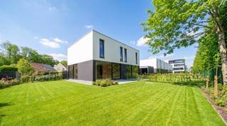 <p>Bent u op zoek naar energiezuinig en zorgeloos wonen? Een ideale investering? Of zoekt u eerder een moderne woning met oog op kwaliteit &amp; comfort? Gevonden!</p>
<p> </p>
<p>In de tweede bouwlijn en op een boogscheut van oprit E40 Aalst vinden we dit uitstekend gelegen nieuwbouwproject Eliani met 8 halfopen en gesloten bebouwingen. Elke woning in deze moderne verkaveling beschikt over 3 slaapkamers, een afgesloten privé tuin, een private berging en een autostaanplaats.</p>
<p> </p>
<p>Zo gebruikt men 'floor to ceiling windows' voor zoveel mogelijk lichtinval en geniet je van een lage energiefactuur dankzij de zonnepanelen, de regenwaterput en de warmtepomp (vloerverwarming &amp; koeling met ingebouwde boiler).</p>
<p> </p>
<p><u>Indeling W8</u></p>
<p>Via de inkomhal met apart toilet komen we in de leefruimte met half open keuken met aansluitend een berging. Dankzij de ingewerkte schuiframen is er geen opstap naar het terras met afgesloten tuin. Op de bovenverdieping vinden we 3 slaapkamers, wasplaats en de badkamer met inloopdouche, bad en dubbele lavabo en toilet.</p>