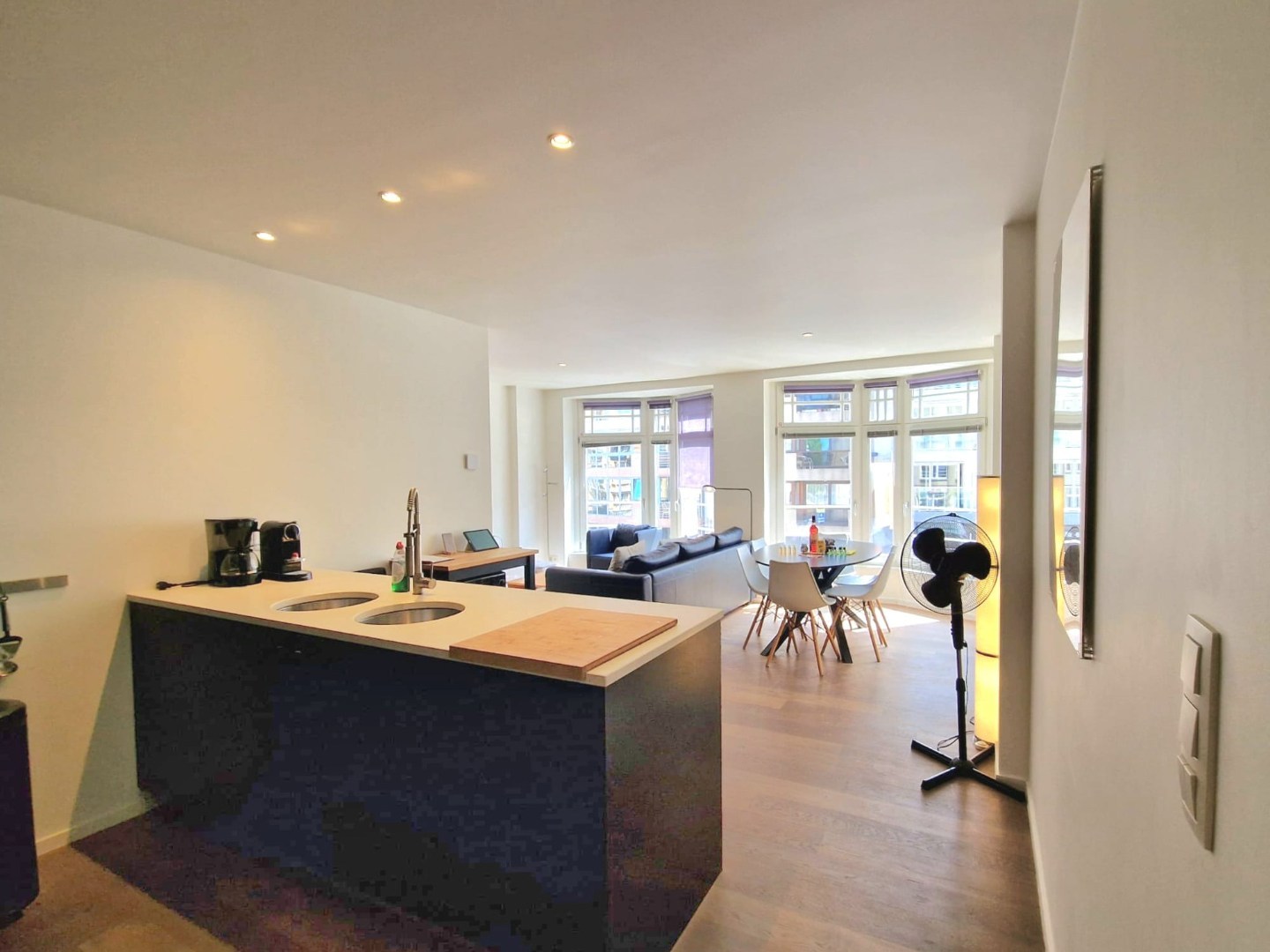 GERENOVEERD APPARTEMENT MET TWEE SLAAPKAMERS CENTRAAL GELEGEN IN DE ZEELAAN TE DE PANNE - foto 1