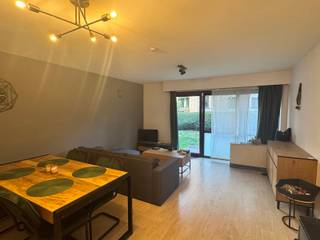 Te huur – gezellig gelijkvloers appartement met terras nabij Heverlee centrum<br /><br />Op zoek naar een comfortabel appartement op een rustige locatie, maar toch vlak bij alles? Dit aangename 1-slaapkamerappartement is gelegen op de gelijkvloerse verdieping achteraan het gebouw.<br /><br />Het appartement beschikt over een aparte inkomhal met ingemaakte kast, een gezellige woonkamer met eetplaats, een slaapkamer en een badkamer. Buiten is er een fijn terras met zicht op het groen, ideaal om even tot rust te komen. Ook de gemeenschappelijke tuin kan door de bewoners worden gebruikt.<br /><br />Daarnaast is er een gemeenschappelijke parkeerplaats voorzien.<br /><br />De ligging is een grote troef: vlak bij het centrum van Heverlee en op fietsafstand van het centrum van Leuven. Winkels, openbaar vervoer en andere voorzieningen bevinden zich in de nabije omgeving.<br /><br />Huurprijs: € 860/maand<br />Gemeenschappelijke kosten: € 70/maand<br />Vrij 1/11/2026