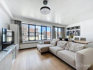 In een kleinschalig en verzorgd gebouw met lift bevindt zich dit prachtig gerenoveerde appartement met hoogwaardige afwerking. De ruime...