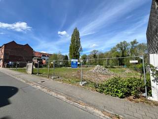 TE KOOP: grond voor 3 woningen of residentiële woningSuper gelegen BOUWGROND met een oppervlakte van 1327 m² (breedte 31 meter - diepte 36)Op deze...