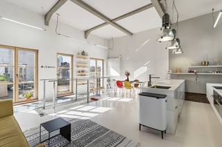 <p>Ideaal gelegen aan het kanaal en vlakbij Dansaert, op de 3e verdieping van een omgevormde brouwerij, deze prachtige loft van meer dan 160m2 met 2 slaapkamers en een groot terras. Het biedt: inkomhal, grote woonkamer, doucheruimte met inloopdouche, apart toilet, wasruimte en twee slaapkamers (19m² en 14m²). Op de verdieping (rooftop) bevinden zich de eetkamer met open keuken en het grote terras. Parkeerplaats: €30.000. EPC D. Vloerverwarming. Zal u bekoren met zijn lichtinval, uitzonderlijke architectuur en het grote terras! Zeker te bezoeken.</p>