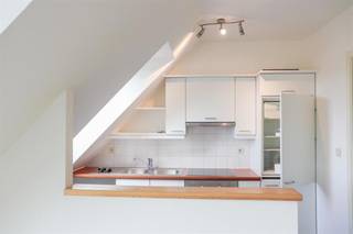 Situé au troisième étage d'une petite copropriété du centre de Salzinne , appartement de ± 90 m² idéalement agencé. Ce dernier se compose d'un hall d'entrée avec espaces de rangements et toilettes invités. Un vaste living baigné de lumière par de nombreuses fenêtres, une cuisine américaine entièrement équipée et une buanderie accessible depuis le hall. La partie nuit comprend deux grandes chambres de ± 12 m² ainsi qu'une salle de bains attente avec baignoire et double vasque. Proche de toutes commodités, cet appartement ne pourra que vous séduire. Disponible immédiatement. Prix : 233.000 € / mois Charges : 95,00€ / mois PEB : D - Place de parking extérieur : 17.000 €/mois - Place de Parking intérieur : 25.000 €/mois . Vous souhaitez visiter. Frais d'éacte de base à charge de l'acquéreur. Contactez-nous au +32 477 57 98 87 ou par mail à l'adresse LMEERT@TREVI.BE