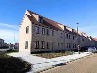 Deze halfopen nieuwbouwwoning met 3 slaapkamers en badkamer te koop in Waregem heeft een aangename zuidwest gerichte tuin. De woning is gelegen...