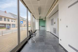 Located on an excellent visibility location along the Grote Baan in Hulshout, this spacious and versatile commercial property is ideally suited...