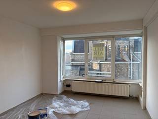 Dit appartement is niet gemeubeld en bevindt zich op de tweede verdieping, er is geen lift in dit gebouw.Bestaat uit inkom, woonkamer, keuken met...